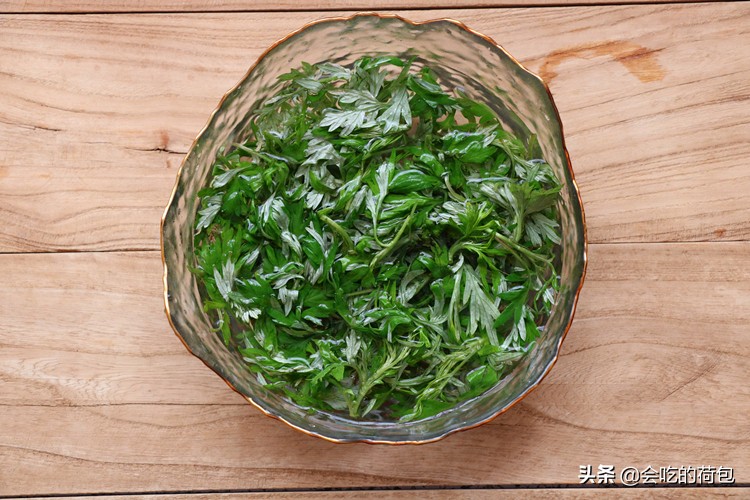 80岁奶奶教我用艾叶煮鸡蛋作用,鸡蛋和艾叶煮水喝有什么功效