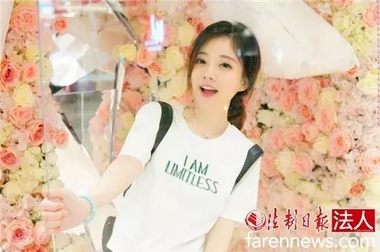 网红沙滩开越野车失控,2名女游客网红沙滩开越野车失控