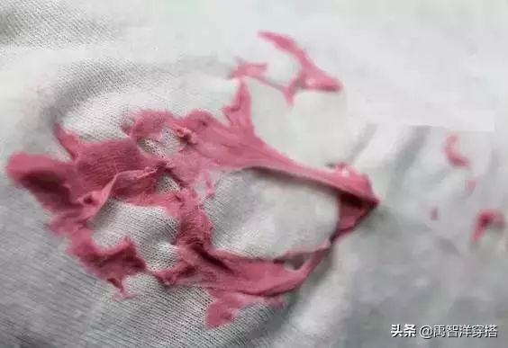 白衣服发霉怎么恢复原色,白衣服发霉了怎么洗得干净