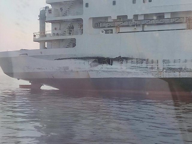 捡了大便宜!俄舰与货船相撞,舰艏红星掉落,竟成货船水手战利品