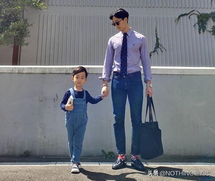 中年男士牛仔裤配什么鞋子好看,男生黑色t恤牛仔裤配什么鞋子