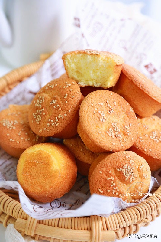 家里只有鸡蛋面粉糖怎么做蛋糕,只用鸡蛋糖油和面粉做蛋糕