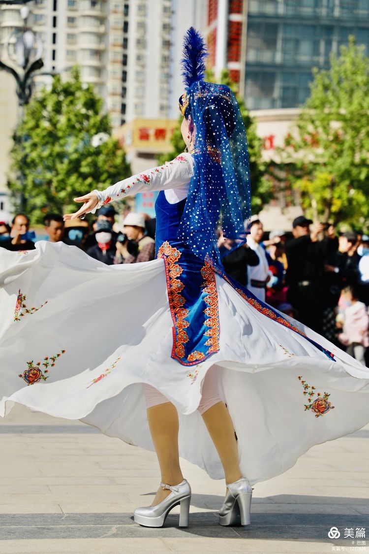 洛阳牡丹广场：*疆新**舞大联欢