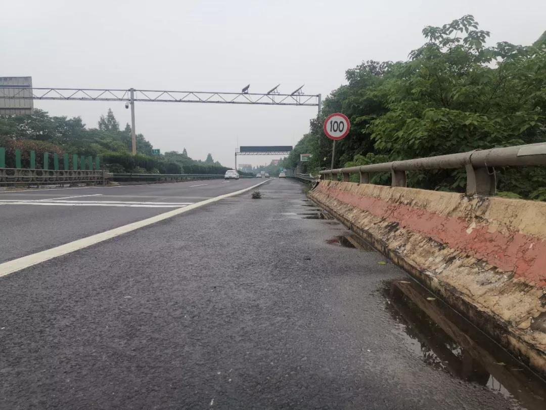 警示牌小心勿近,三角警示牌怎么放合适