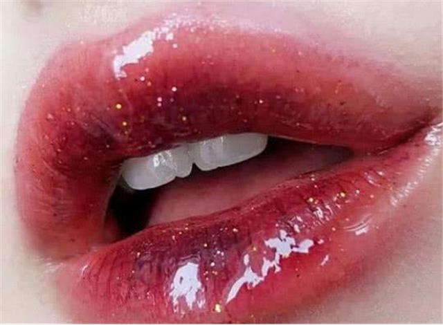 导致嘴唇厚的坏习惯,如何防止唇部越来越厚