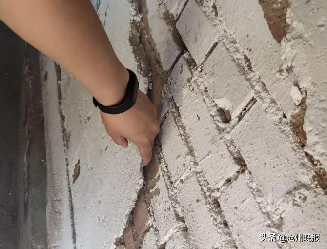 沧州代家园西路,老小区阳台墙皮脱落