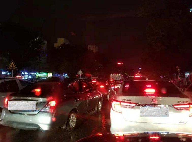 不满后车鸣笛怎么处理,不满司机按喇叭