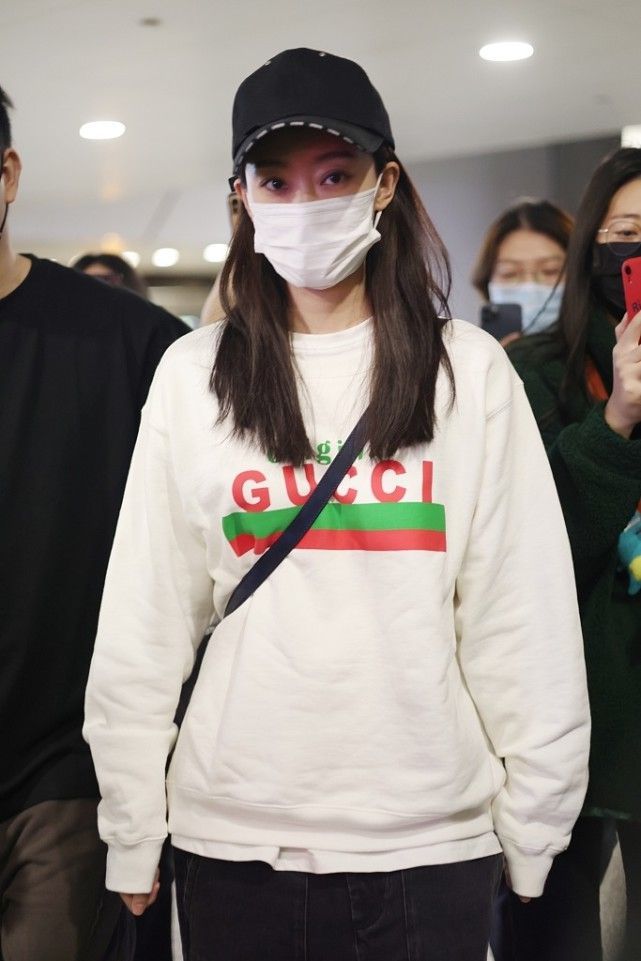 张小斐独自为李焕英扫墓,张小斐李焕英看电影穿的衣服