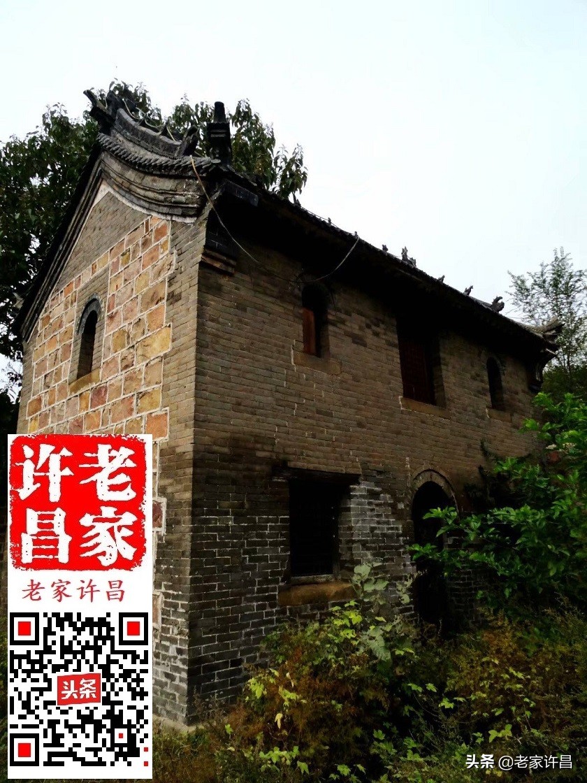 一个人行走在神秘的古建筑里,一个人行走在神秘的古建筑