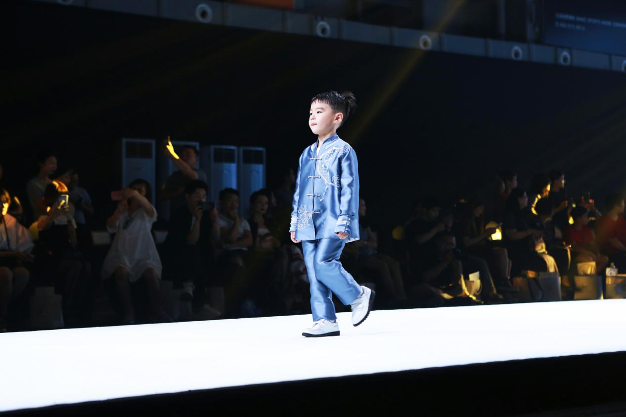 PETITMIEUX贝的屋“礼御童服”儿童时尚周压轴亮相