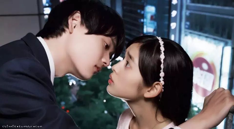 女生怎么做会让男人觉得很爱她,女生怎么让男生忍不住想吻她