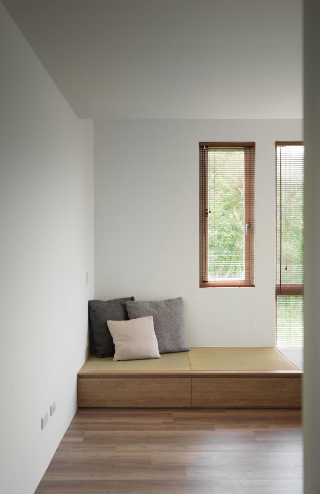 进门左手厨房餐厅客厅一体长方形,现代轻奢装修风格餐厅厨房一体