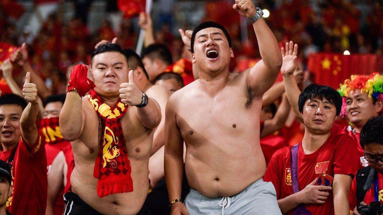 中国足球队对关岛比赛实况直播,国足7比0战胜关岛现场球迷