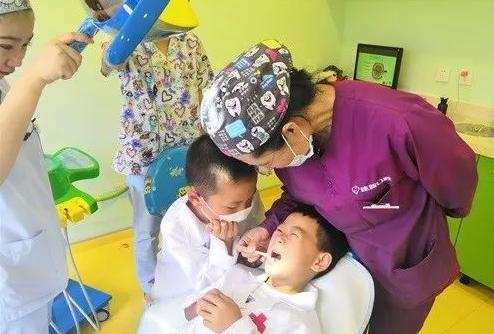 四岁儿童有黑牙怎么办,3岁儿童满口小黑牙元凶并不是糖