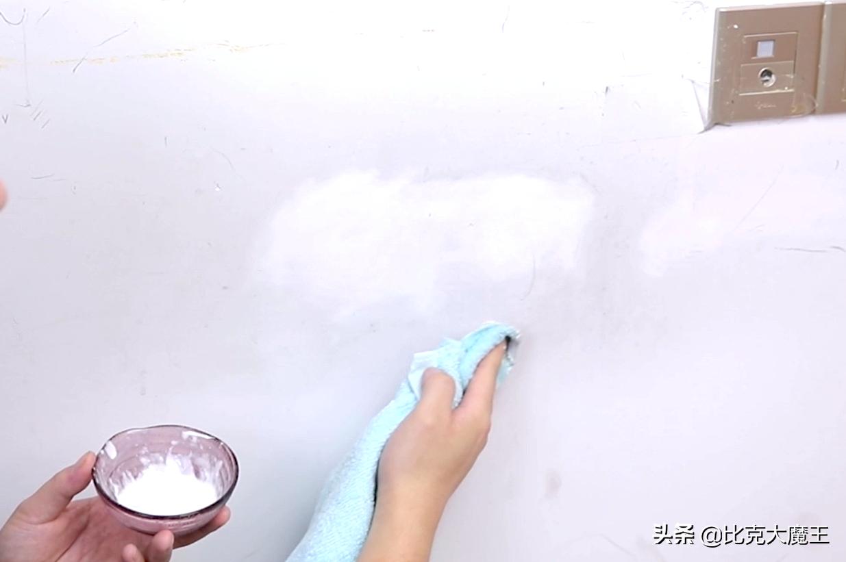 白墙脏了最好别用水擦,白墙脏了不用重新刷教你一招