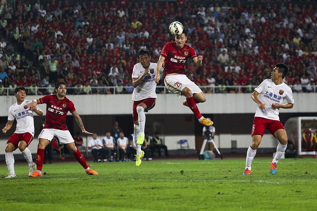 国足防守为什么老是背着手,国足遭遇对手门线停球