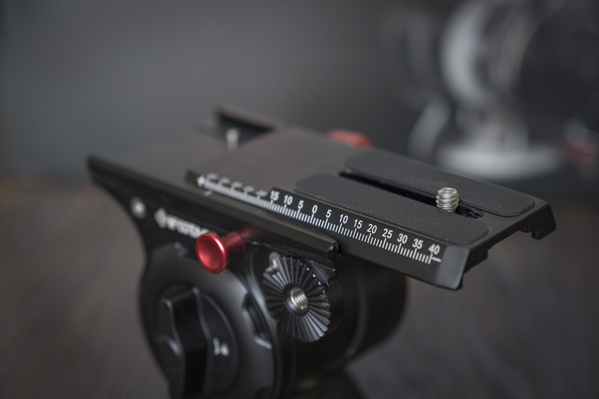 聚目开箱丨明明能靠脸，偏要拼才华——印迹COBRA2代独脚架开箱