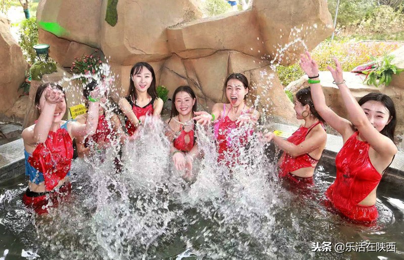 美女红酒肚兜秀，最美中国风，寒冬中华郡嗨翻天