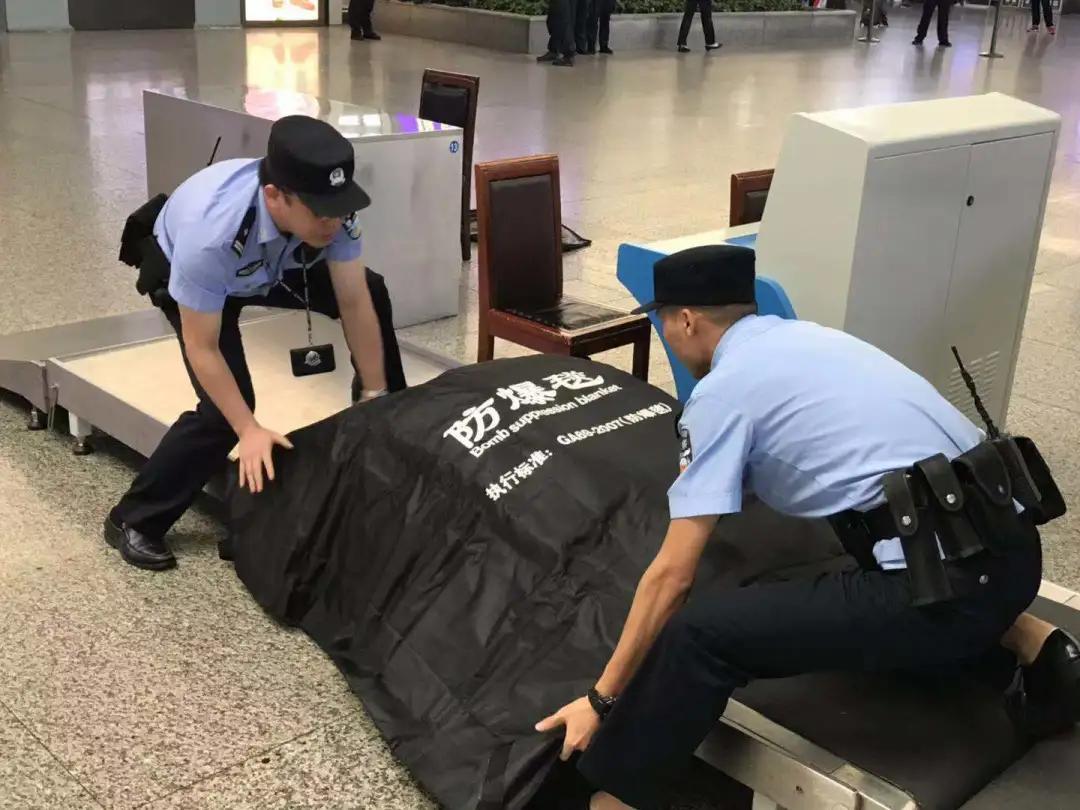 上海铁警全员待命,上海铁警坚守岗位图片