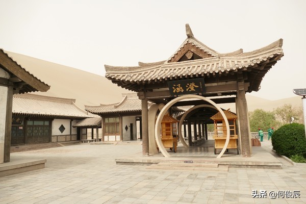 鸣沙山月牙泉堆满了游客,鸣沙山月牙泉景区