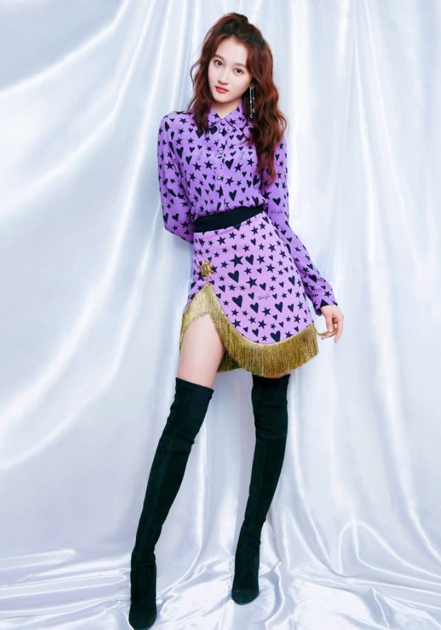 关晓彤高级感穿裙,关晓彤半身裙露脐