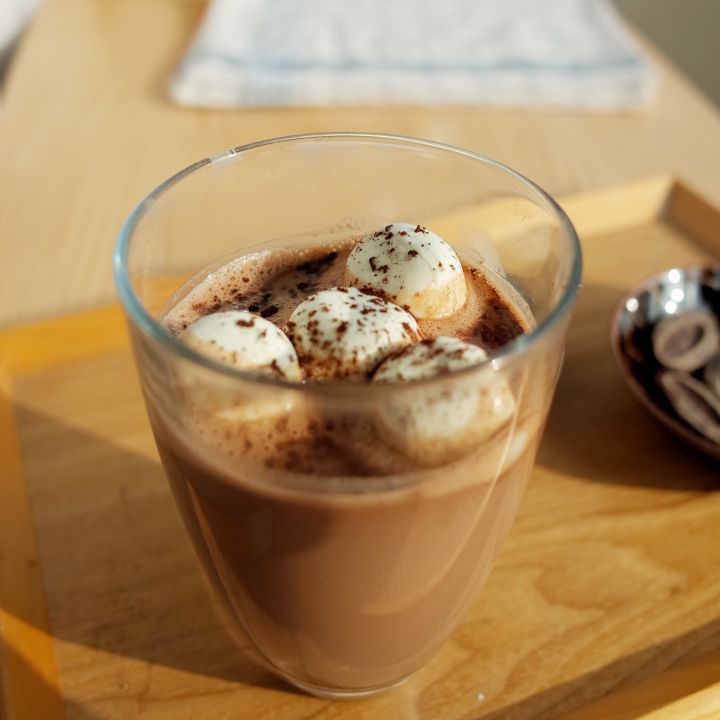 天冷了来一杯暖心热饮,天冷了给自己来杯奶茶