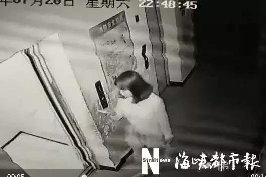 男子尾随女子喷香水,男子扮女装尾随女子进电梯