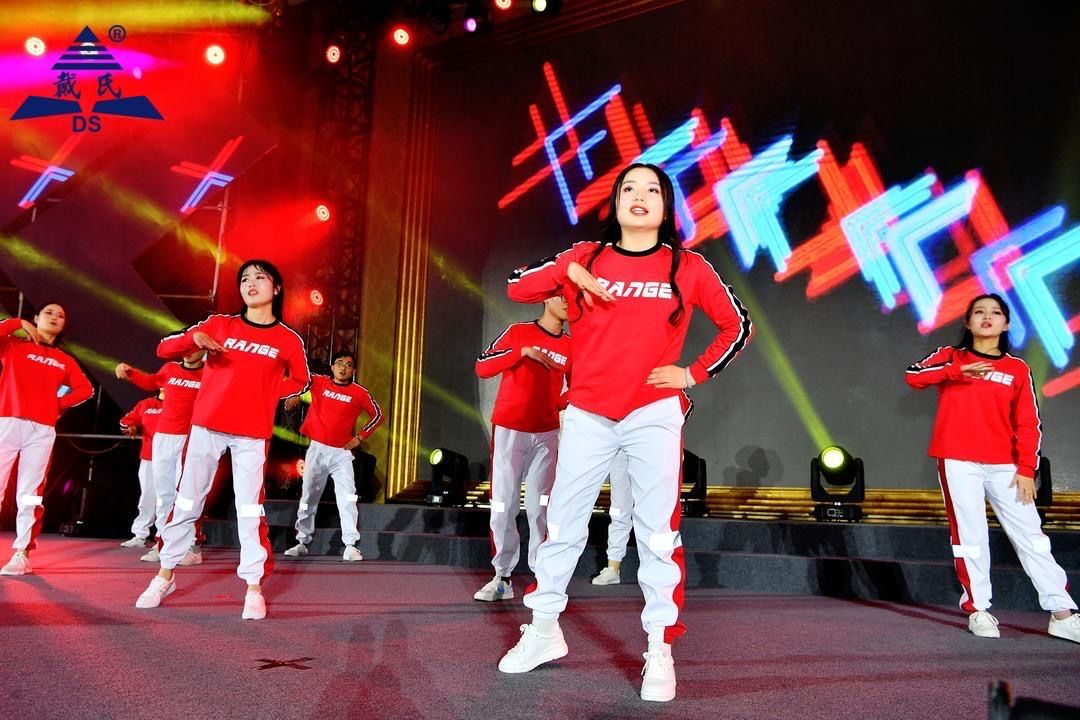 规范自律天道酬勤,奉献担当人心有秤,戴氏教育名航部拜年会