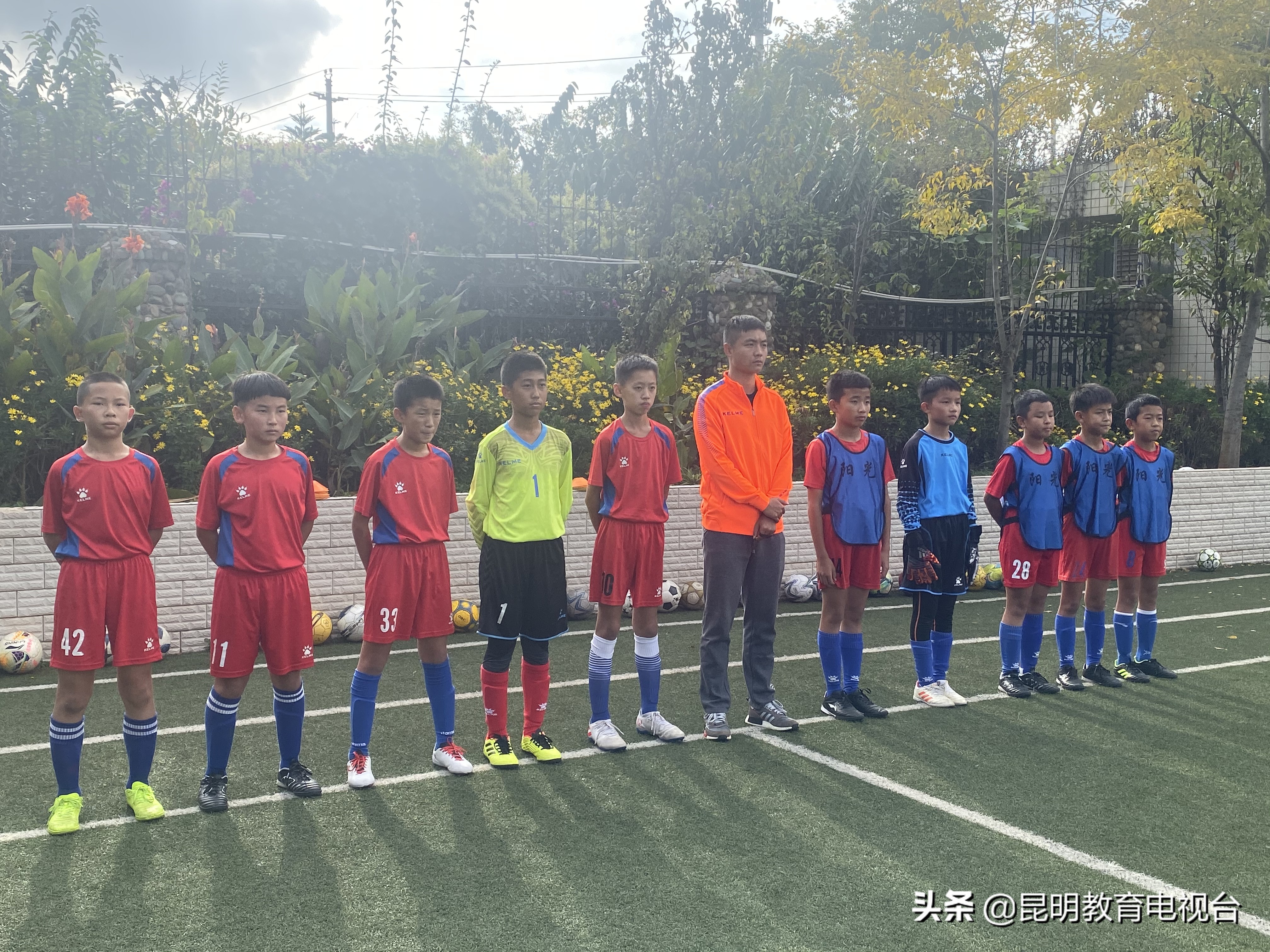 彰显足球特色打造魅力校园,学校努力打造足球特色学校报道