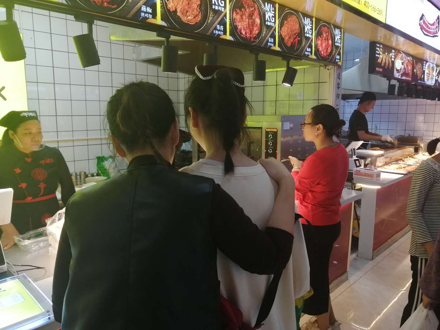 一份让你香得连骨头都想拿来嘬一嘬的“罪恶美食”手撕鸡架