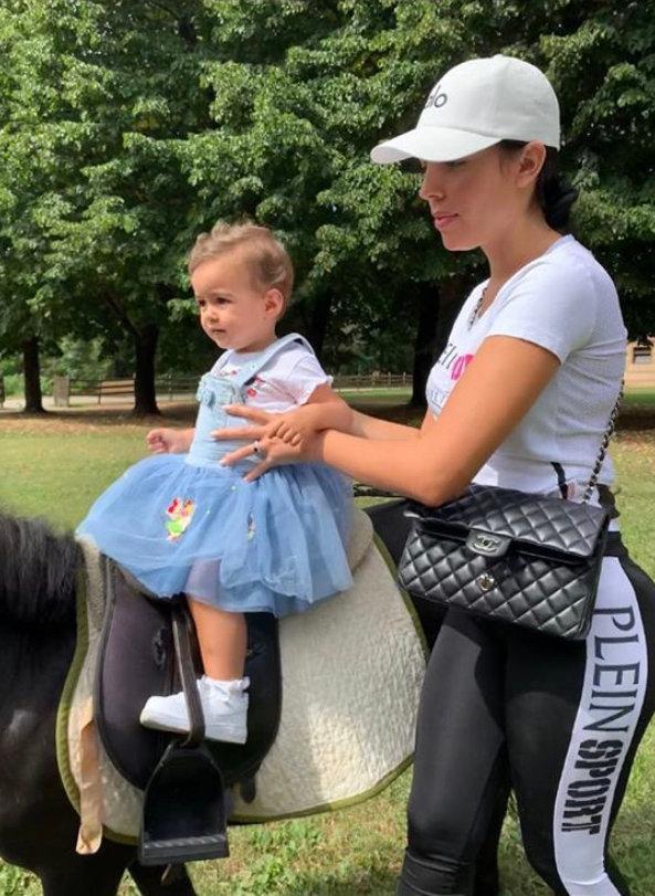 c罗晒与孩子健身照,c罗晒与女友和儿子游艇度假照