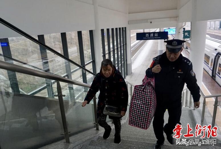 春运首趟车站顺利开行首趟临客,春运客流增2车次保障出行