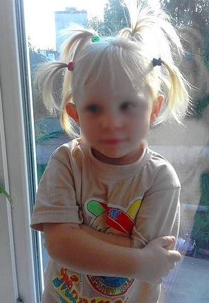 俄罗斯女孩出生时无肛门,医生一直误诊,她为此痛苦了三年