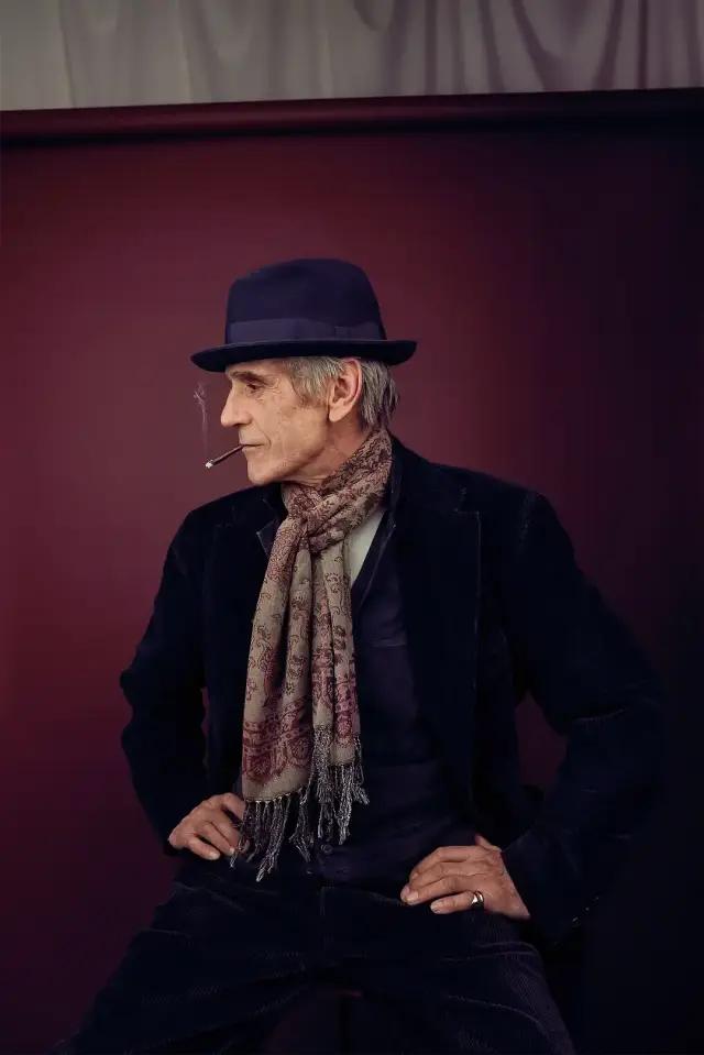 他是《洛丽塔》男主，畸形恋专业户，也是禁欲系不老男神