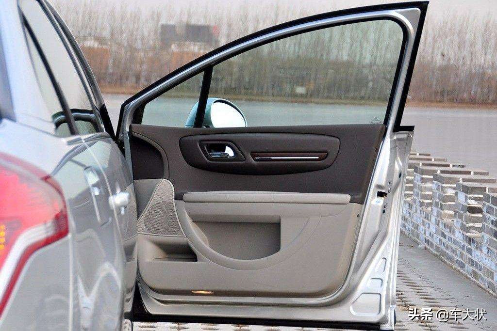 停车时忘记关车窗怎么一键升窗,加装一键升窗器自动落锁怎么关闭