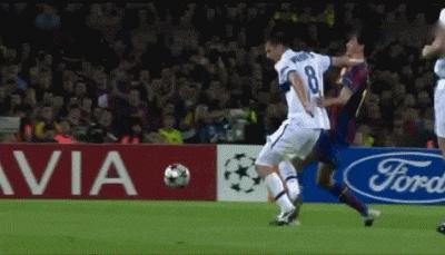 足球搞笑gif动图,足球场上的搞笑进球视频