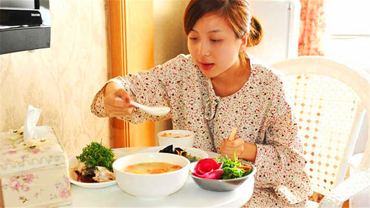 坐月子要穿厚衣服吗,坐月子穿短袖能落下月子病吗