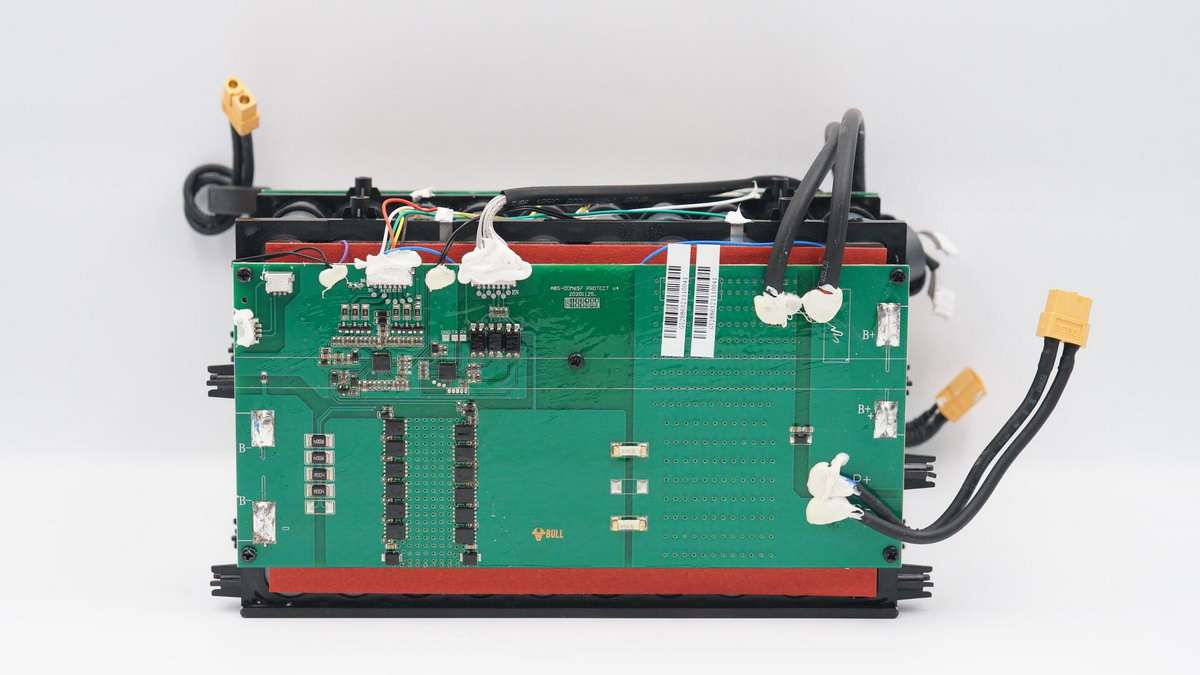公牛便携式电源拆解,公牛1800w户外电源拆解