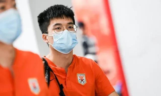 中国难道14亿人口就找不出十多个能踢好足球的人吗?