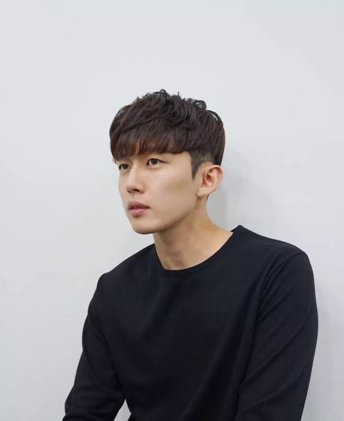 男生发际线高适合的发型推荐,发际线高适合什么刘海男生