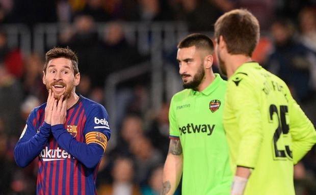 菱形中场该打什么战术,菱形中场优劣势