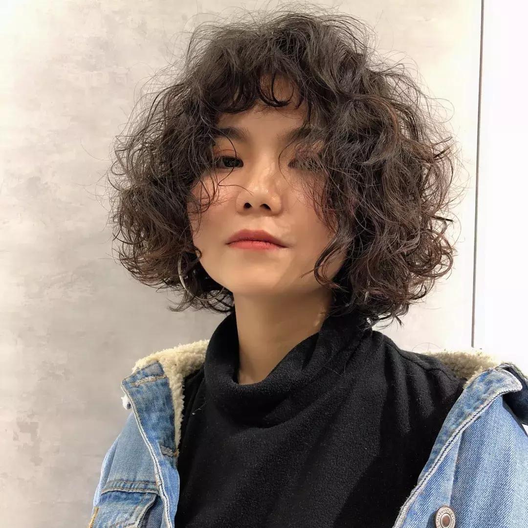 50岁烫小卷中长头发,烫头发女中长发推荐不要太卷