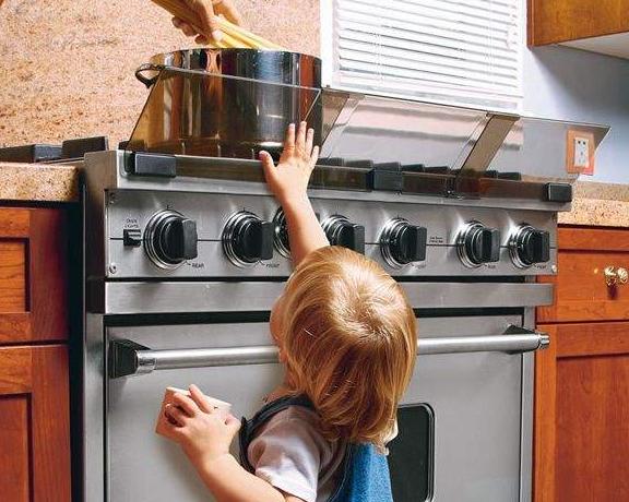 小孩玩502胶意外被粘住,5岁小男孩拿502乱涂