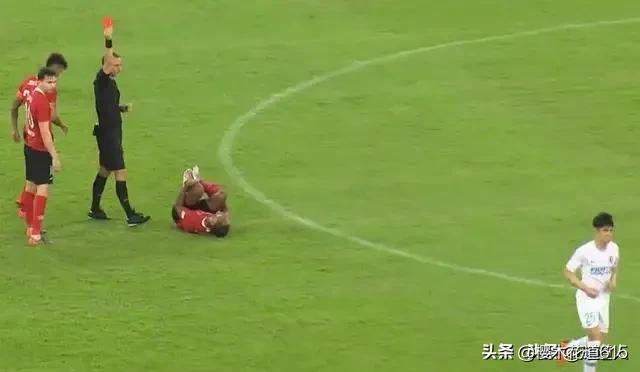 离奇失误怒铲对手,中超恶人重出江湖