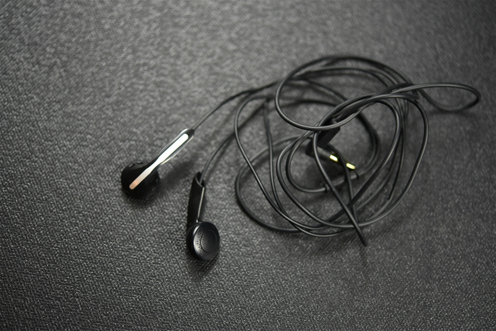 同等价位平头塞和圈铁耳机哪个好,手机直推平头塞耳机推荐