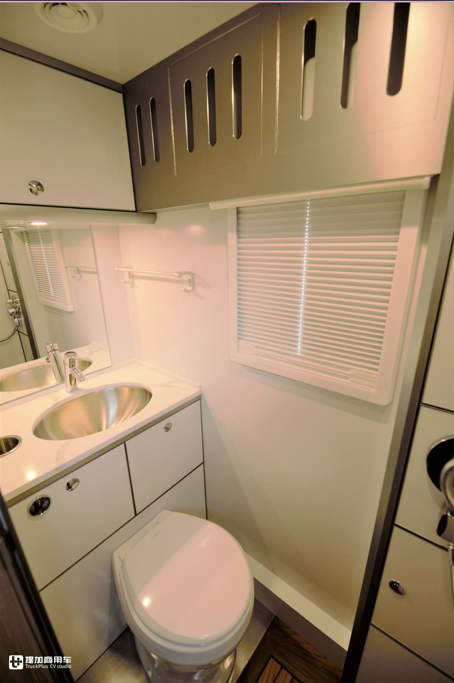 乌尼莫克和阿莫迪罗房车哪个大,阿莫迪罗乌尼莫克u5000房车