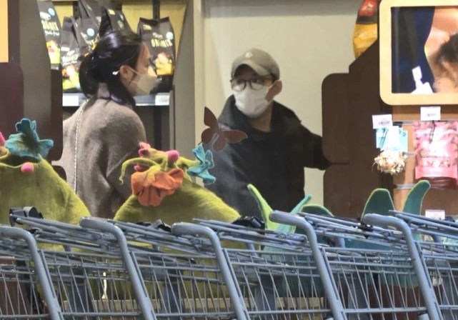 郭富城带方媛逛家具店,郭富城陪方媛逛街很是甜蜜