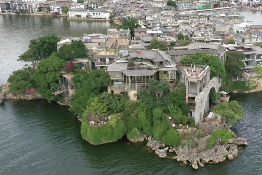 杨丽萍的太阳宫，以前淡季一晚4000元，如今参观要100元买杯咖啡