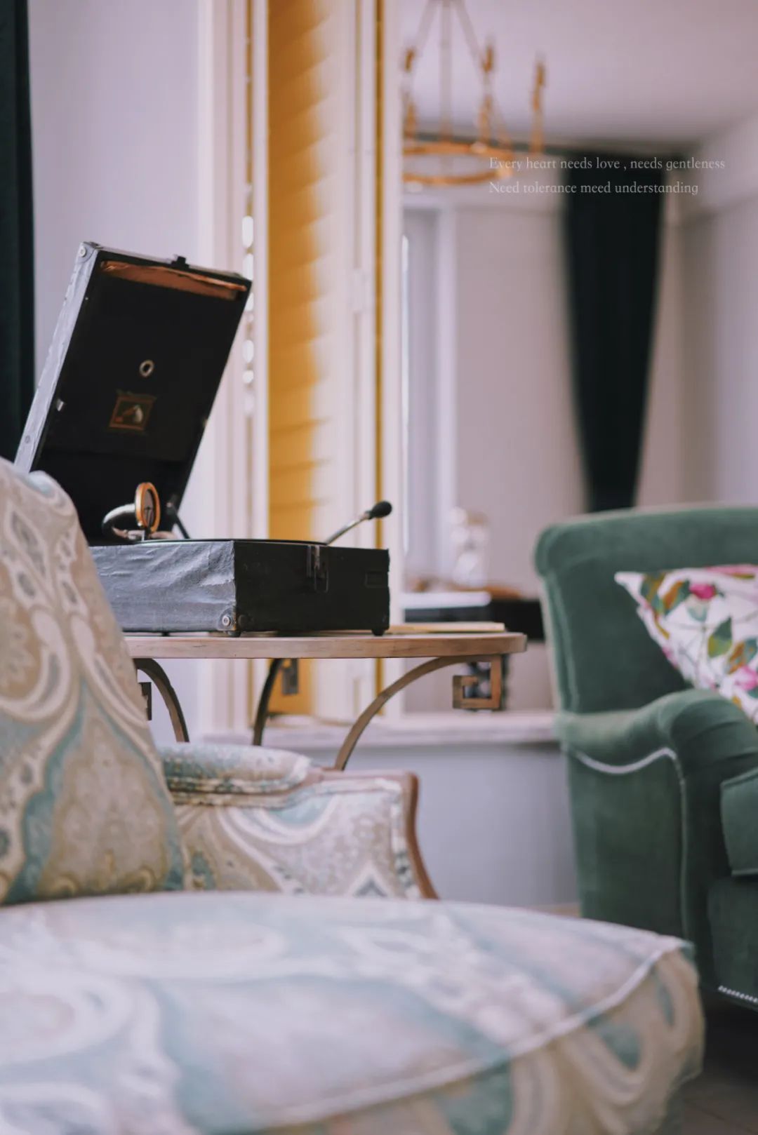 墨绿和酒红色搭配效果,墨绿色和红色搭配极简风