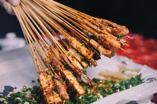 重庆贰麻酒馆哪家好,贰麻酒馆重庆南滨路店人多吗